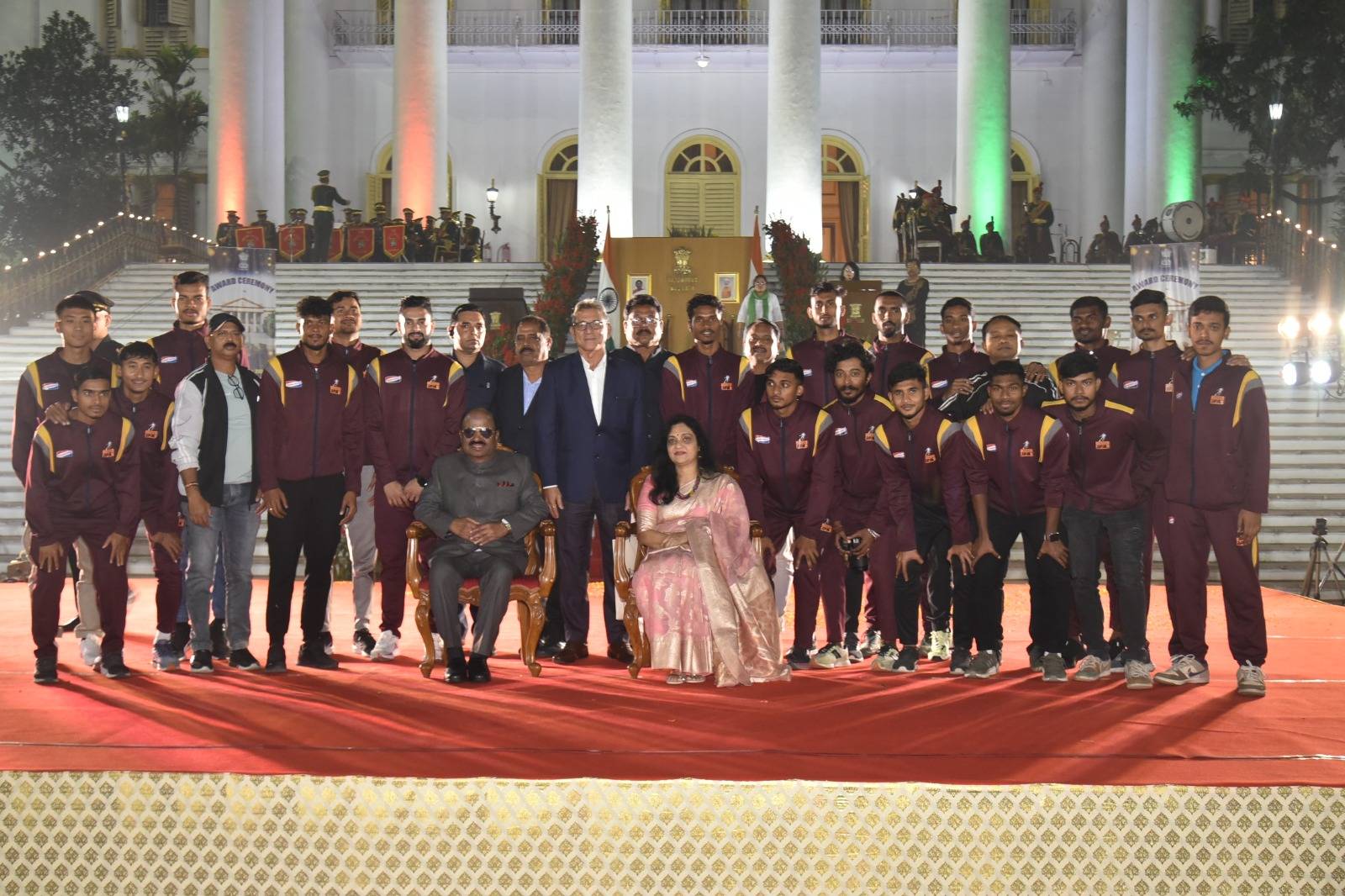 সন্তোষ ট্রফি জয়ী বাংলা দলকে সংবর্ধনা রাজ্যপালের