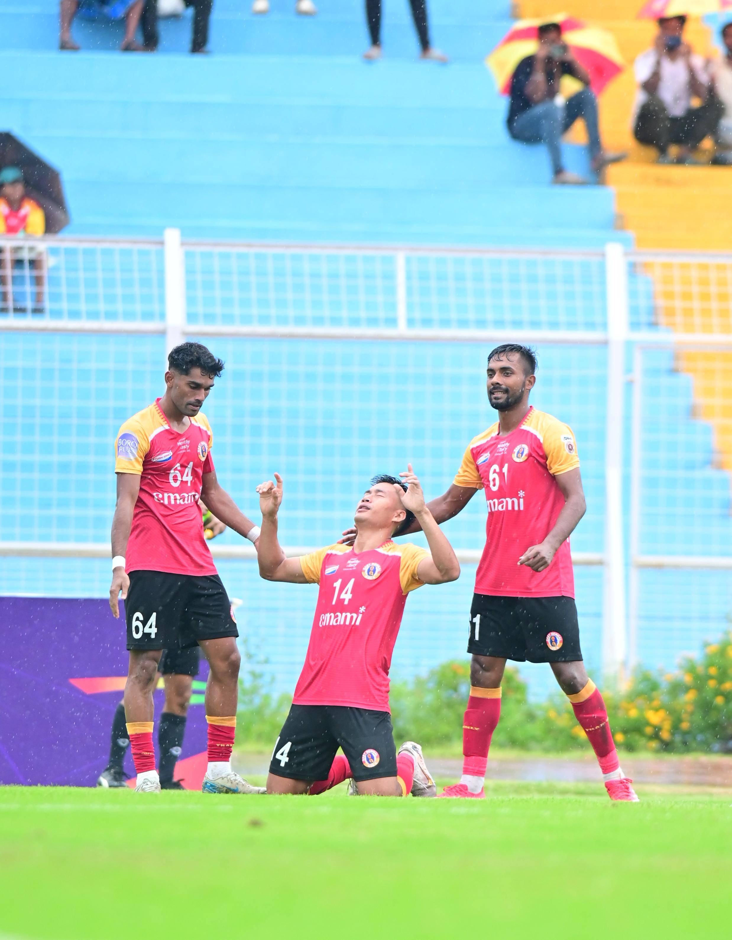 খেতাবের দৌড়ে এগোলো ইস্টবেঙ্গল